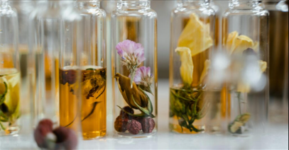 Frascos con esencias y flores naturales — creación de firmas olfativas a medida.